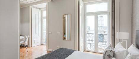 Tabla de planchar con plancha, cuna de viaje, wifi y ropa de cama