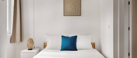 2 habitaciones, escritorio y tabla de planchar con plancha