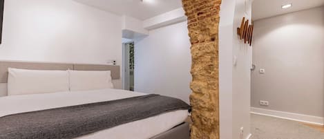 Fer et planche à repasser, lit de bébé portatif, Wi-Fi, literie fournie