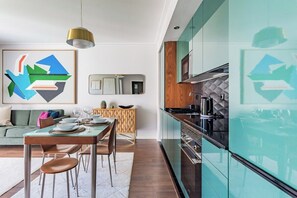 Wasserkocher mit Kaffee-/Teezubehör, Kühlschrank, Mikrowelle, Ofen