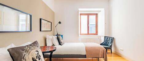 Fer et planche à repasser, lit de bébé portatif, Wi-Fi, literie fournie