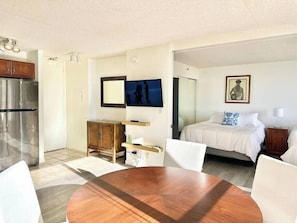 Interior - Charming 1bdrm w/Free parking with Ocean Views (Honolulu)