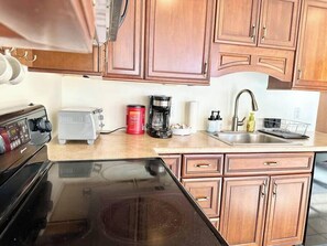 Private kitchen - Charming 1bdrm w/Free parking with Ocean Views (Honolulu)