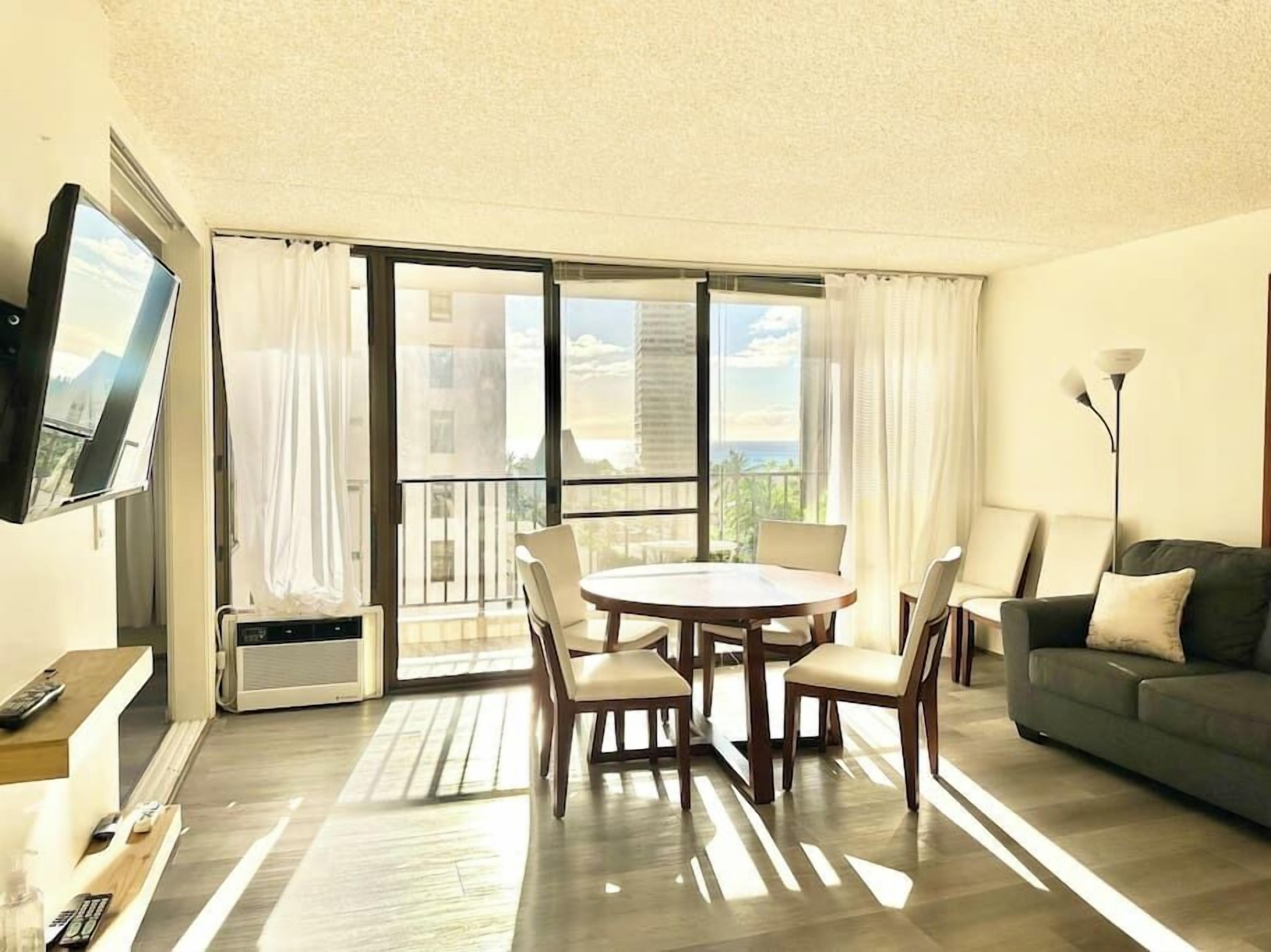 Charming 1bdrm w/Free parking with Ocean Views