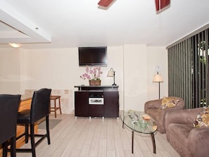 Living area - Cute Studio at the Waikiki Grand (Honolulu)