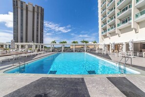 Pool - Ocean View High Floor Unit @ The Ala Moana Hotel (Honolulu)