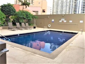 Pool - 7F Fabulous Studio with Beautiful Park Views (Honolulu)