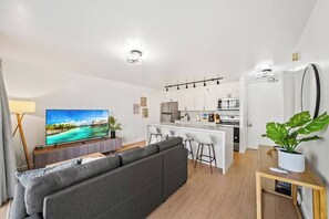 Living area - Exquisite 1bdrm @ The Waikiki Banyan w/parking (Honolulu)