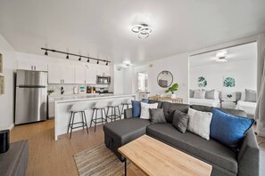 Living area - Exquisite 1bdrm @ The Waikiki Banyan w/parking (Honolulu)