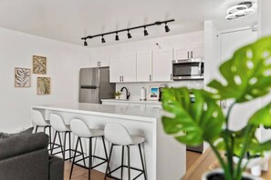 Private kitchen - Exquisite 1bdrm @ The Waikiki Banyan w/parking (Honolulu)