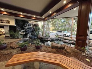Property grounds - Exquisite 1bdrm @ The Waikiki Banyan w/parking (Honolulu)