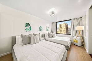 Room - Exquisite 1bdrm @ The Waikiki Banyan w/parking (Honolulu)