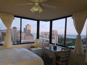 Room - 28F Panorama Ocean View Studio with Full Kitchen! (Honolulu)