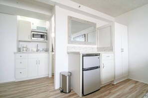 Private kitchen - Renovated Charmful Studio in Waikiki (Honolulu)