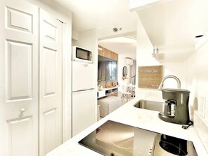 Private kitchen - Boutique Studio w/City & Canal Views in Waikiki! (Honolulu)