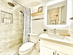 Bathroom - Boutique Studio w/City & Canal Views in Waikiki! (Honolulu)