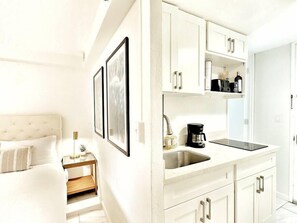 Interior - Boutique Studio w/City & Canal Views in Waikiki! (Honolulu)