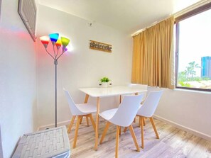 Dining - Charm-full Renovated Studio in Waikiki (Honolulu)