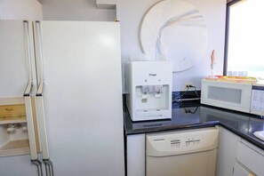 Interior - Economy Penthouse 2BDRM with Ocean Views (Honolulu)