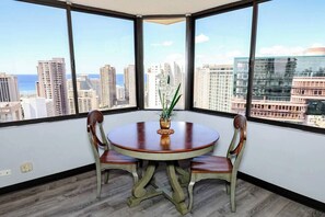 Dining - Economy Penthouse 2BDRM with Ocean Views (Honolulu)