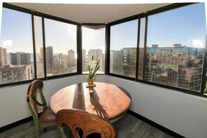 Dining - Economy Penthouse 2BDRM with Ocean Views (Honolulu)