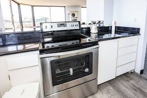 Private kitchen - Economy Penthouse 2BDRM with Ocean Views (Honolulu)