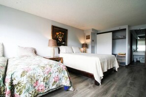 Room - Economy Penthouse 2BDRM with Ocean Views (Honolulu)