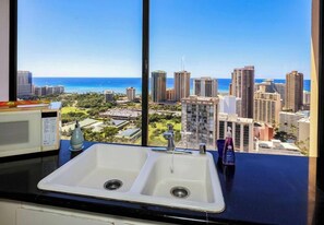 Interior - Economy Penthouse 2BDRM with Ocean Views (Honolulu)