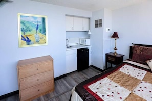Room - Economy Penthouse 2BDRM with Ocean Views (Honolulu)