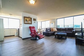 Living area - Economy Penthouse 2BDRM with Ocean Views (Honolulu)
