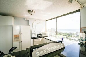 Private kitchen - Economy Penthouse 2BDRM with Ocean Views (Honolulu)
