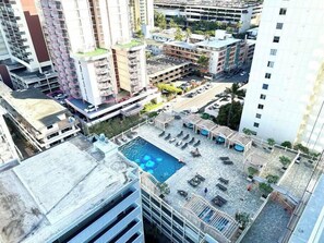 Pool - Modern Paradise Retreat in Waikiki (Honolulu)