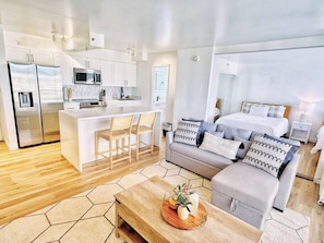 Living area - Waikiki Condo w/Free Parking & Pool Near Beach (Honolulu)