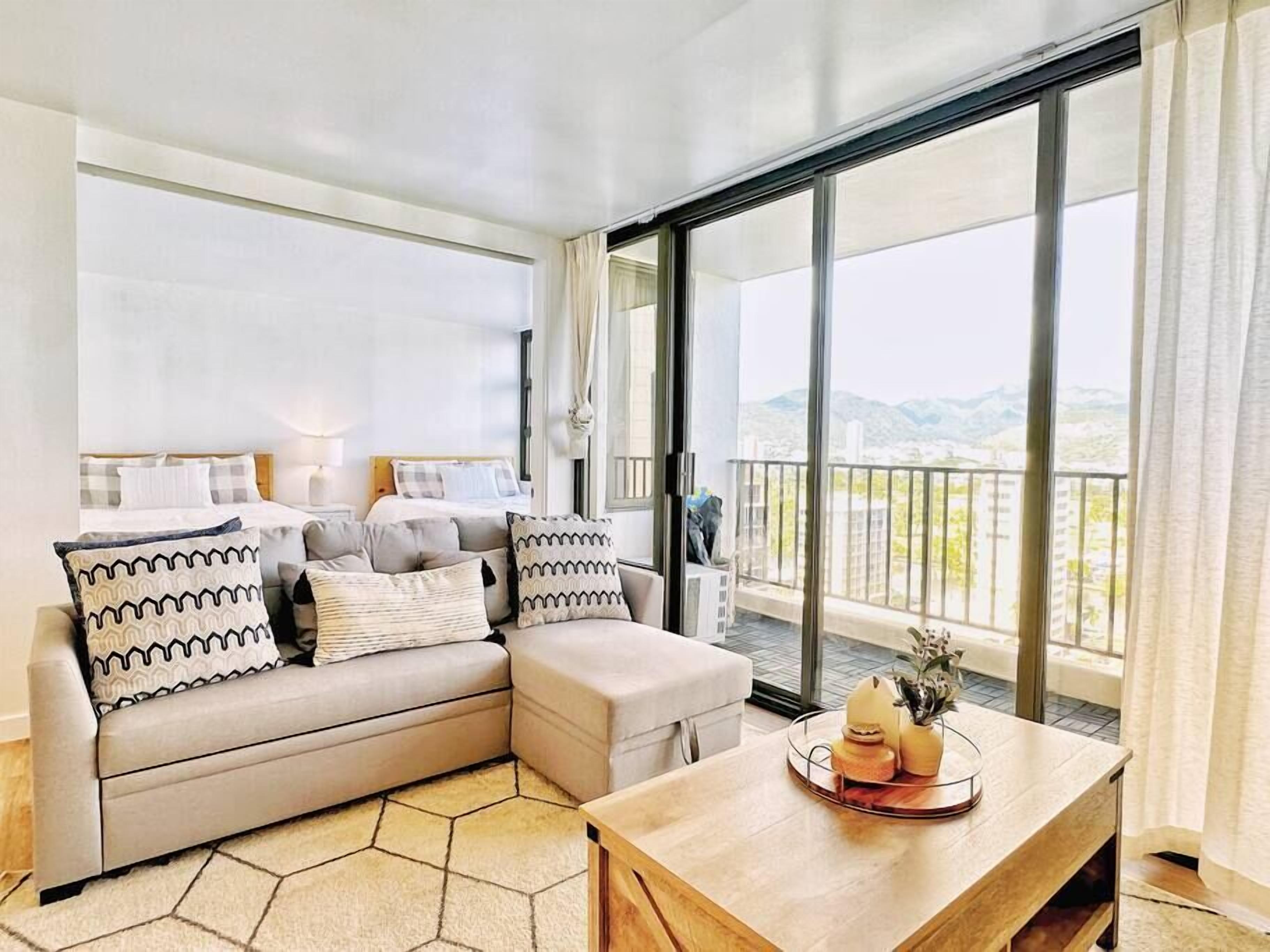 Waikiki Condo w/Free Parking & Pool Near Beach