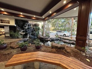 Property grounds - Chic 1bdrm w/OV and Free Parking at Waikiki Banyan (Honolulu)