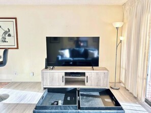 Interior - Chic 1bdrm w/OV and Free Parking at Waikiki Banyan (Honolulu)