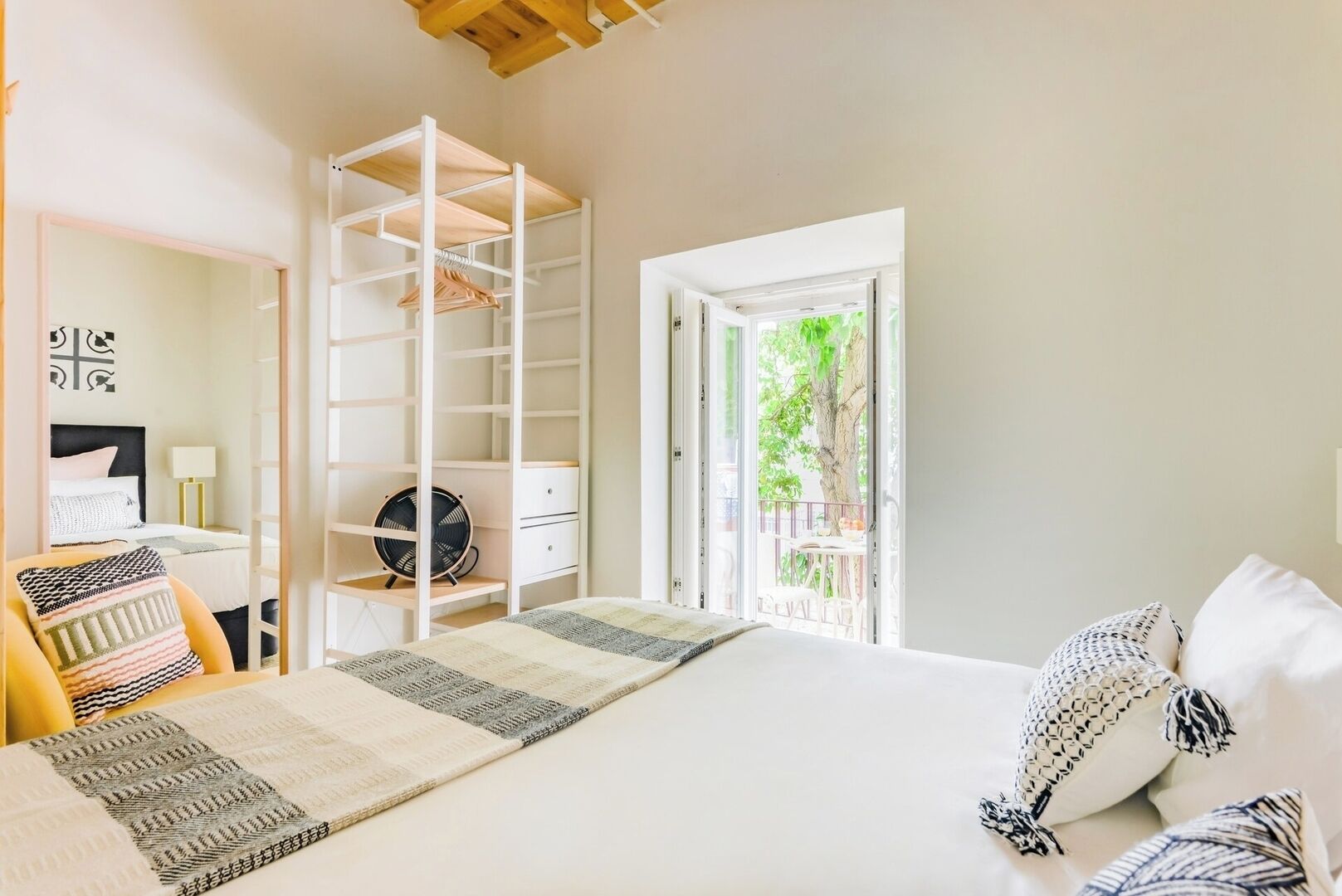 Tabla de planchar con plancha, cuna de viaje, wifi y ropa de cama 