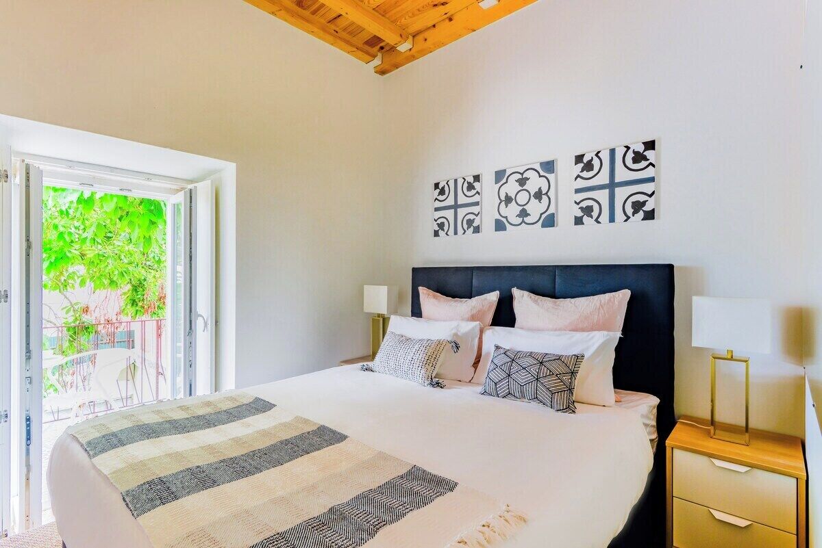 Tabla de planchar con plancha, cuna de viaje, wifi y ropa de cama 