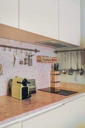 Wasserkocher mit Kaffee-/Teezubehör, Mikrowelle, Toaster, Hochstuhl