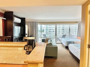 Room - Luxury Partial Ocean/Marina View Unit @ The Ilikai (Honolulu)