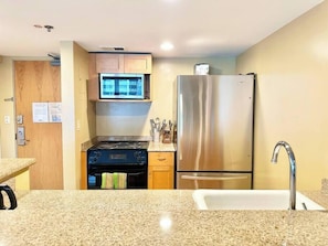 Private kitchen - Luxury Partial Ocean/Marina View Unit @ The Ilikai (Honolulu)