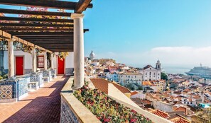 A cityscape with a view of buildings, a red door, and a white column. - Alfama Soul Stay with AC (Lisbon)