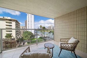 Property grounds - Nice Modern Studio w/nice view in Waikiki! (Honolulu)
