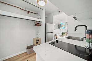 Interior - Nice Modern Studio w/nice view in Waikiki! (Honolulu)