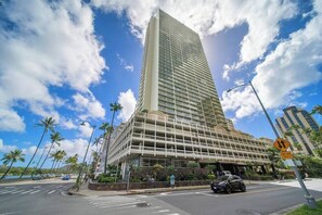 Exterior - Nice Modern Studio w/nice view in Waikiki! (Honolulu)