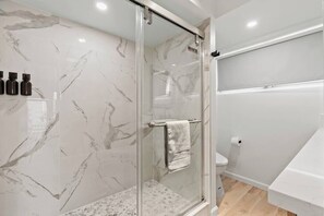 Shower, hair dryer - Fully Renovated Exquisite 2bdrm w/parking (Honolulu)