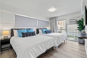 Iron/ironing board, WiFi, bed sheets - Fully Renovated Exquisite 2bdrm w/parking (Honolulu)