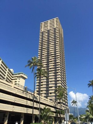 Exterior - Corner unit with a Full Kitchen! (Honolulu)