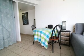 Dining - Corner unit with a Full Kitchen! (Honolulu)