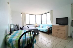 Room - Corner unit with a Full Kitchen! (Honolulu)